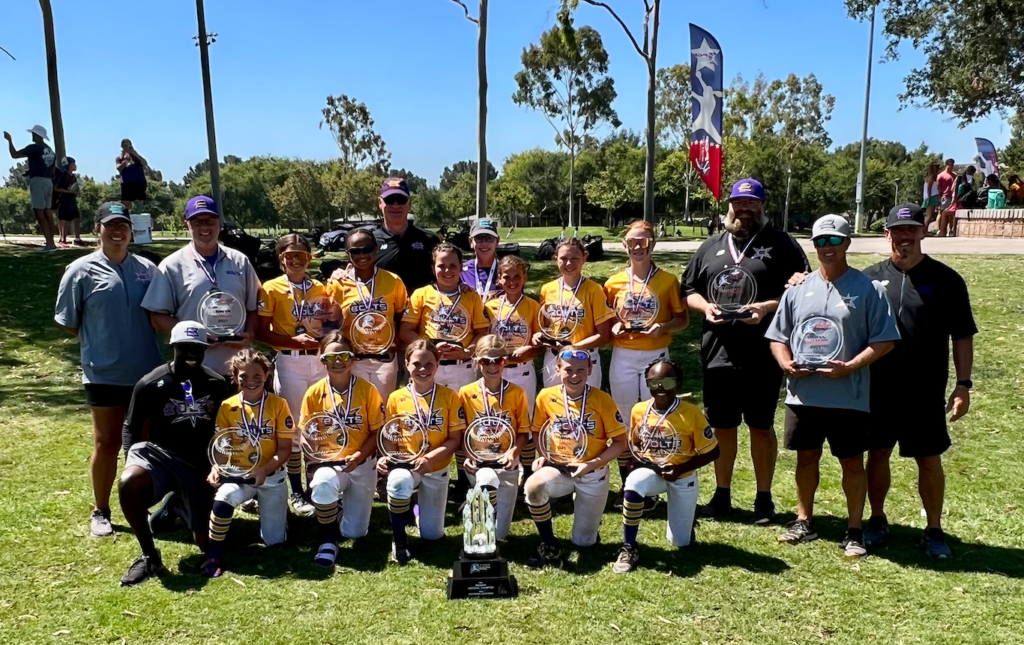 HOME Thunderbolts Girls Fastpitch Softball